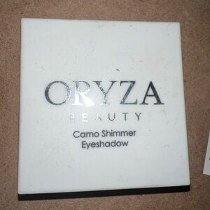 Oryza Beauty Camo Shimmer Eyeshadow - Silver